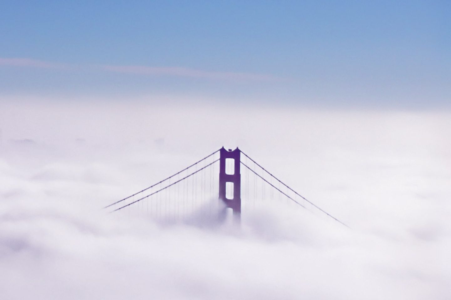 Le pont de la porte d'or émerge d'une couverture nuageuse