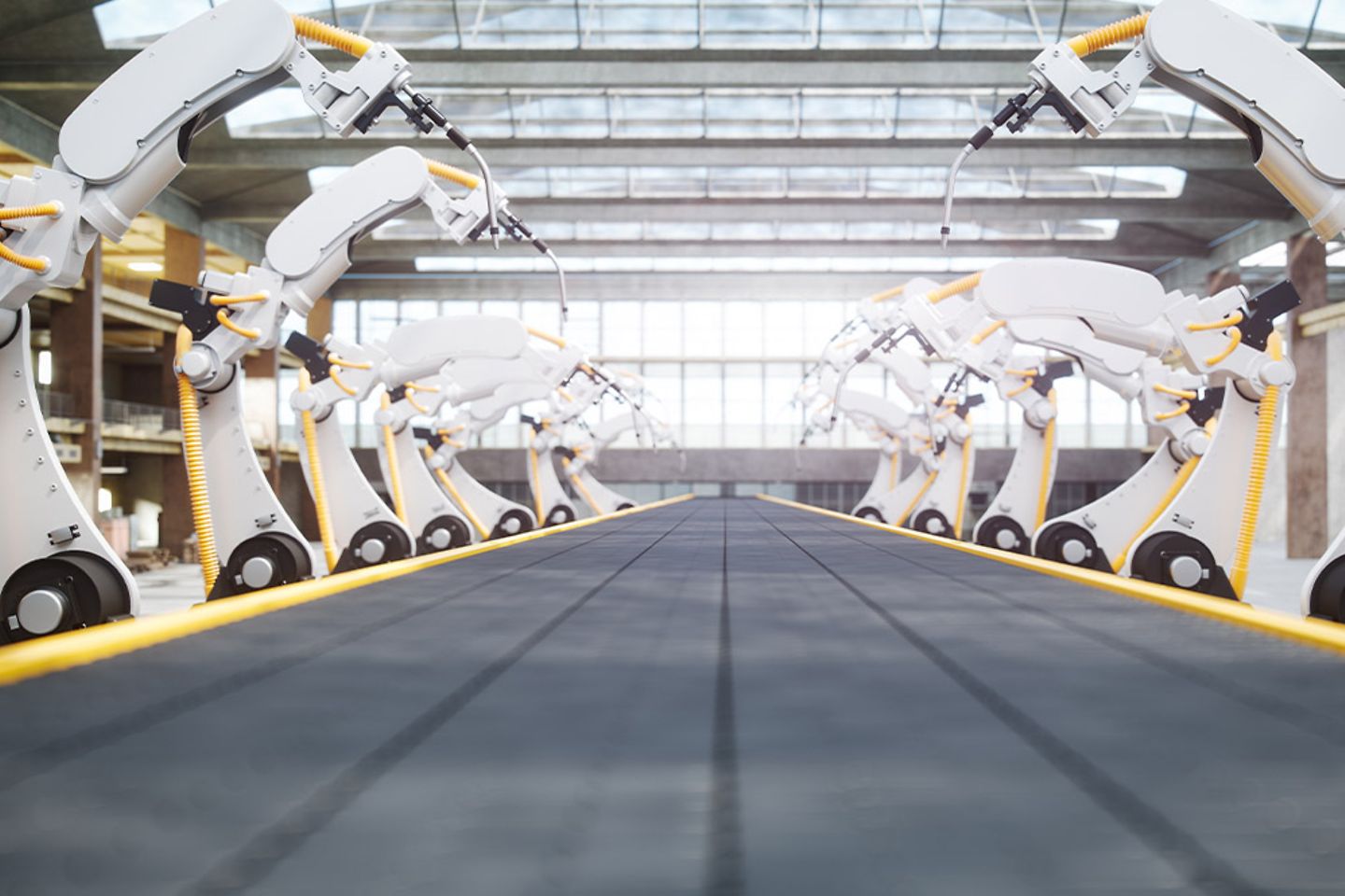 automatisierte Fabrik mit Roboterarmen und Foerderband