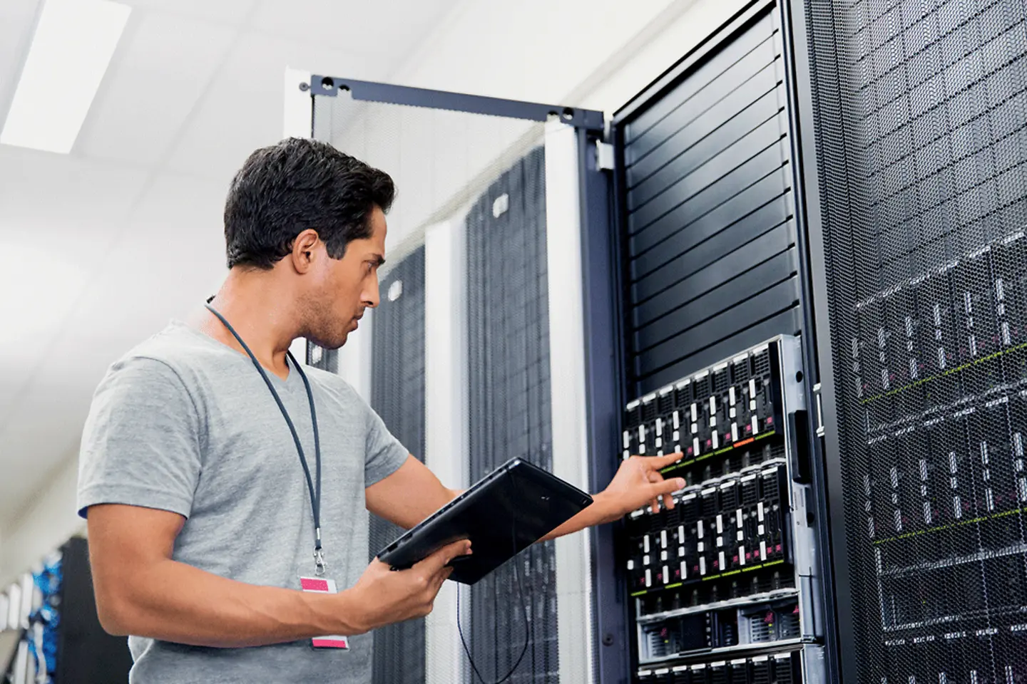 Ein Mann arbeitet im Serverraum