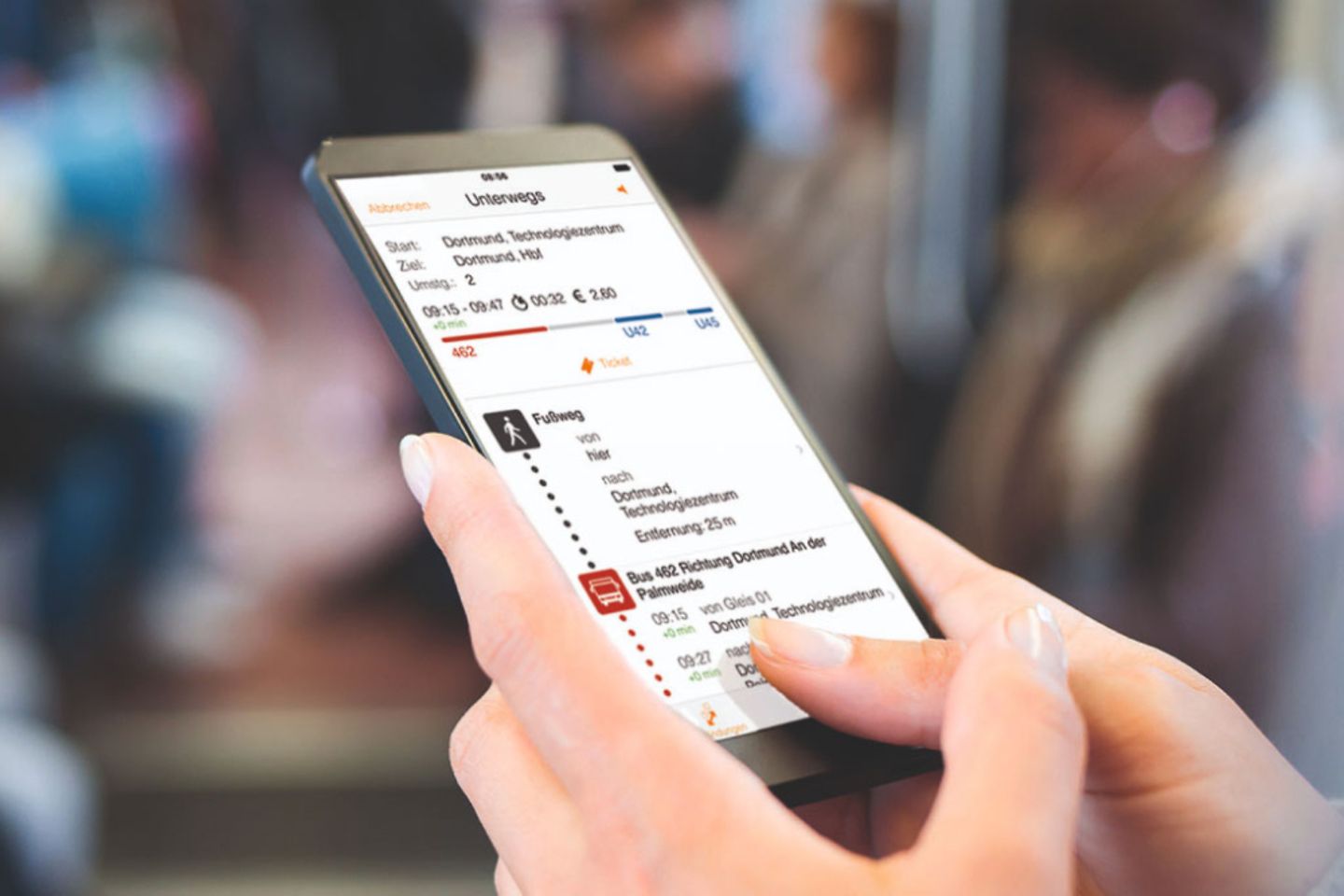 Eine Frau betrachtet ihren persönlichen Fahrplan auf dem Smartphone