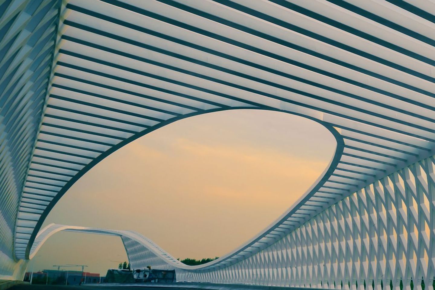 Moderne brug bij zonsondergang