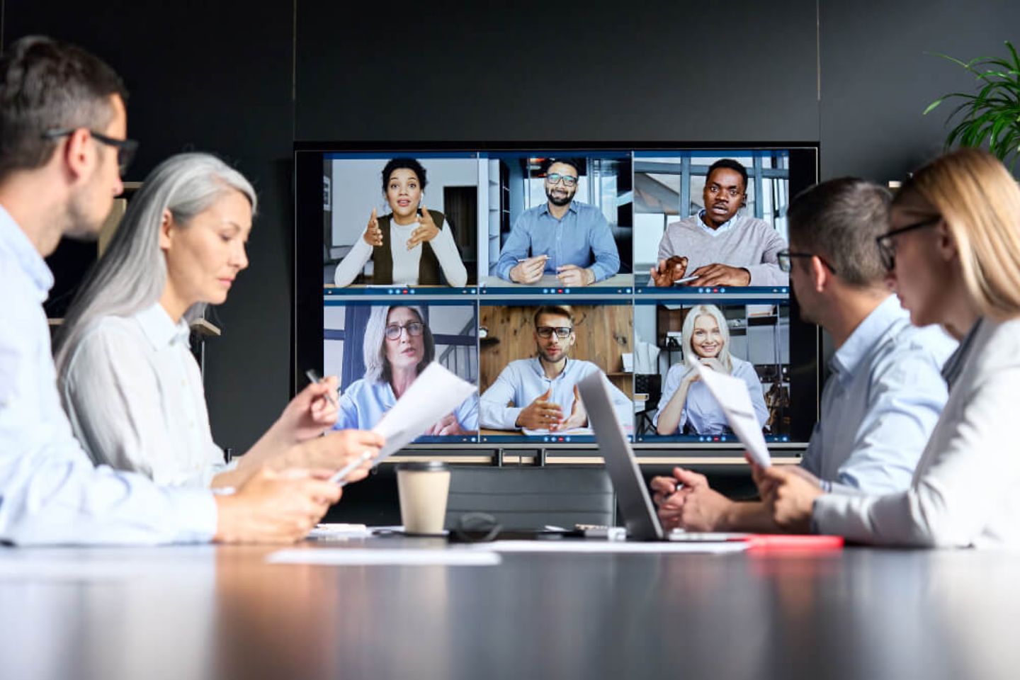 Videoconferencia en sala de reuniones
