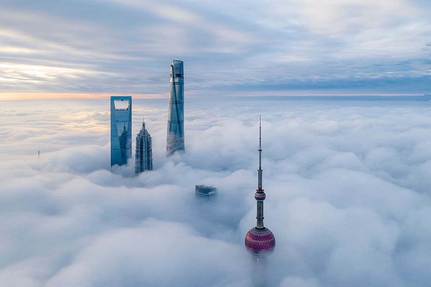 Quelques gratte-ciel percent une épaisse couche de nuages