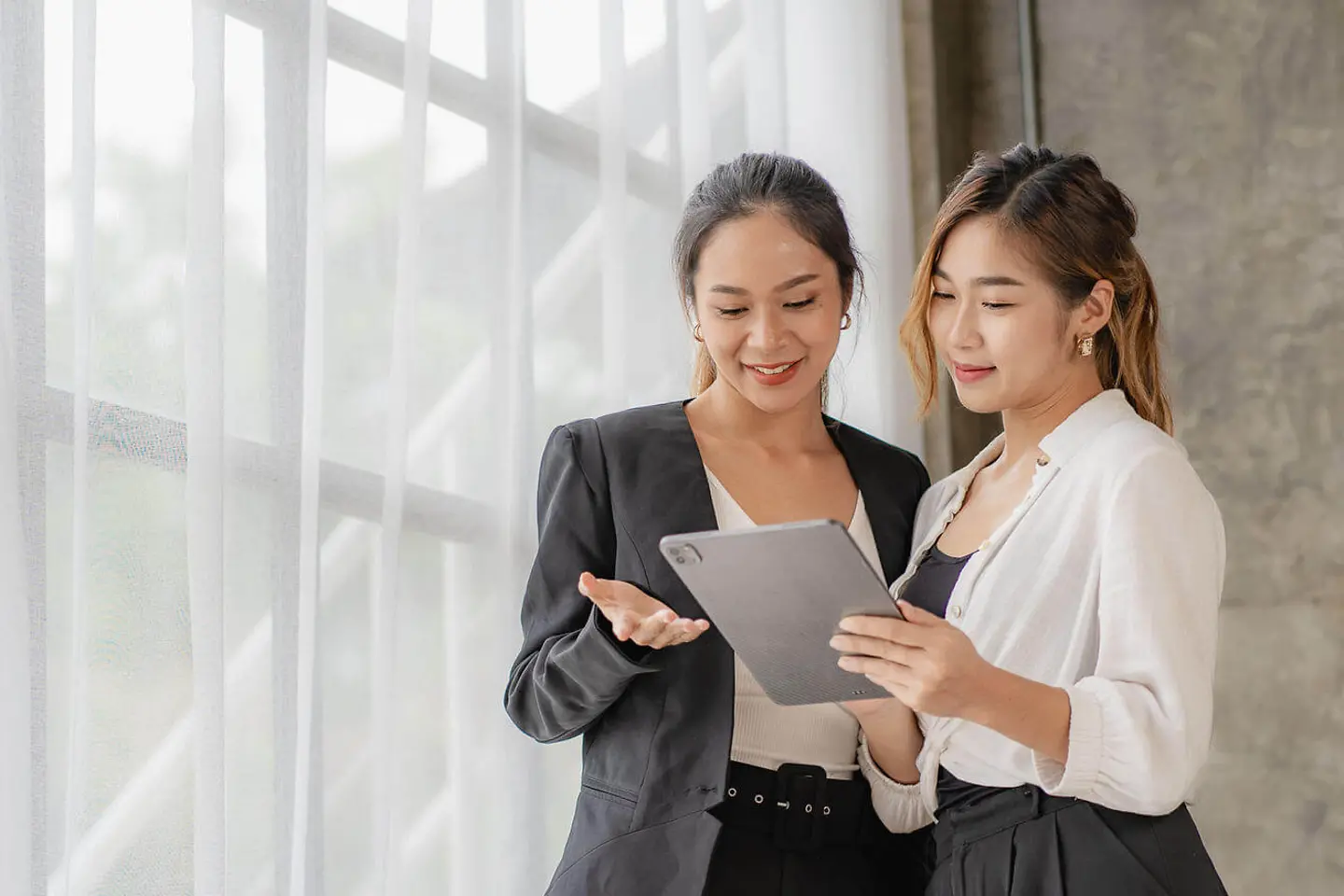 Zwei Frauen schauen auf ein Tablet