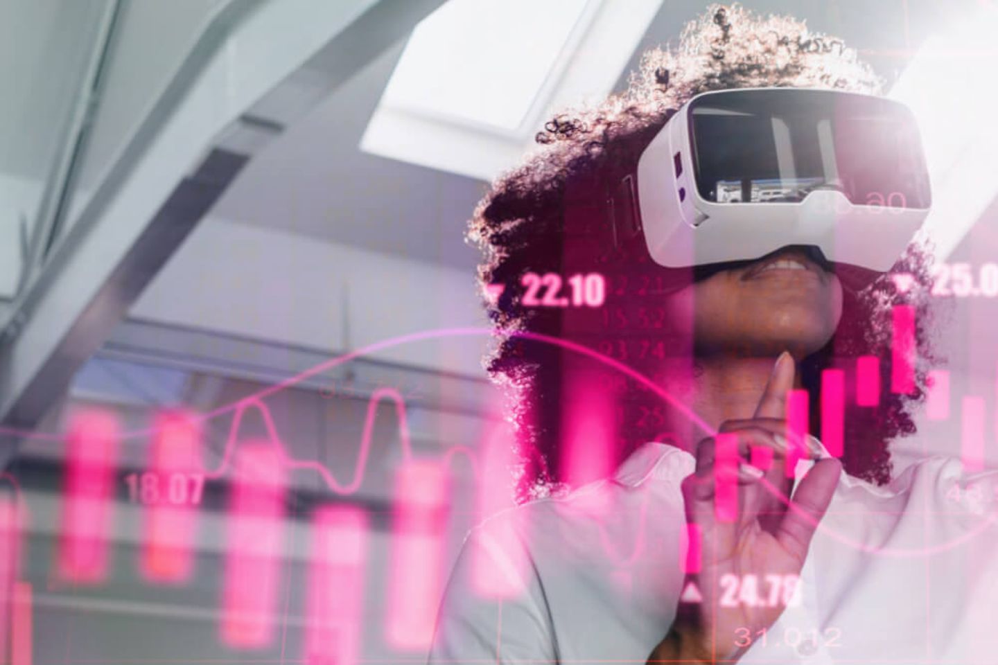 Frau mit VR Brille und Magenta Diagramm.