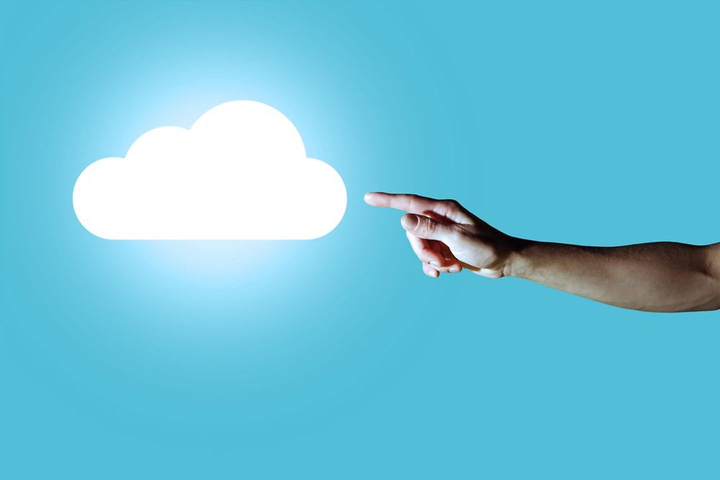 Unos dedos tocando una nube de datos iluminada