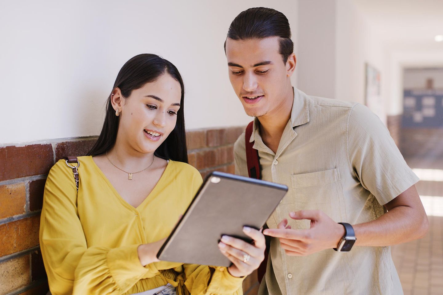 2 Studenten schauen auf ein Tablet