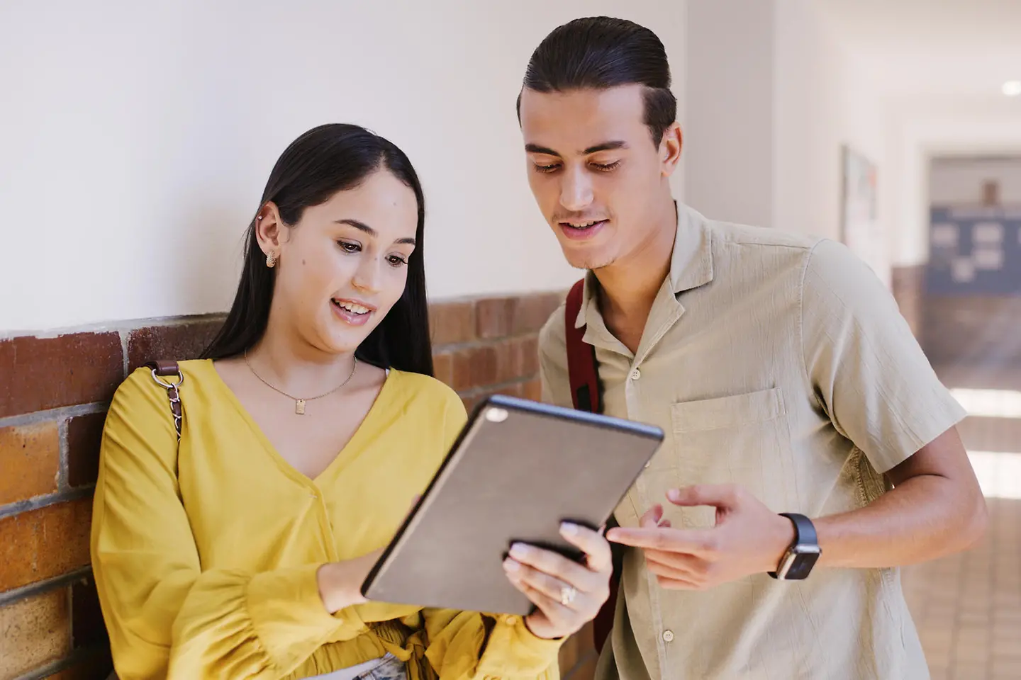 2 Studenten schauen auf ein Tablet