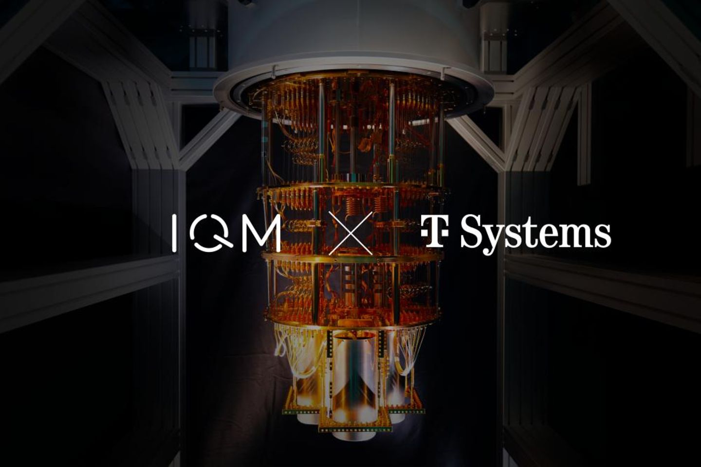 Illustratie van een kwantumcomputer met logo van IQM en T-Systems