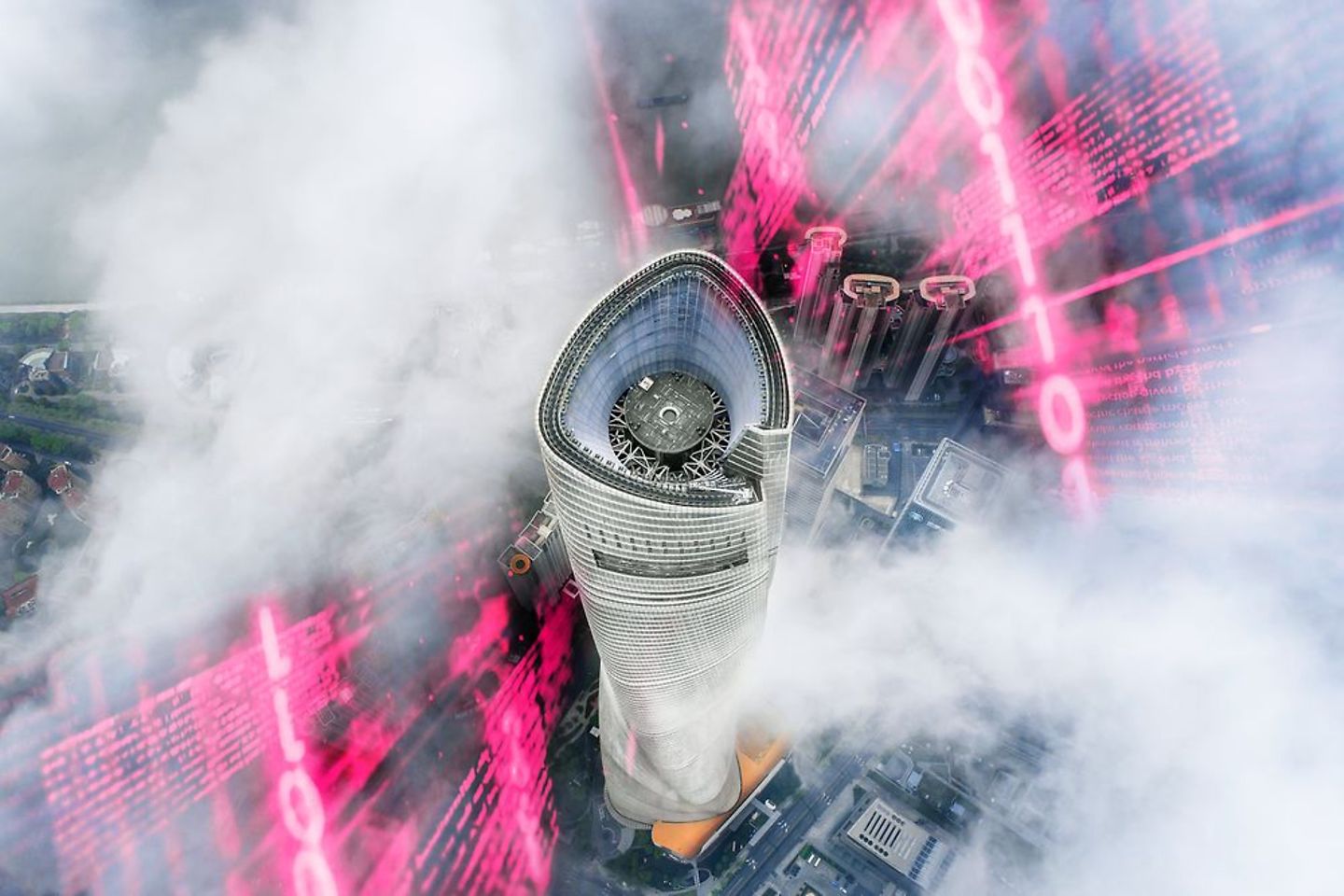 Shanghai Tower in den Wolken aus Vogelperspektive, umgeben von magentafarbenen Binärcode-Elementen