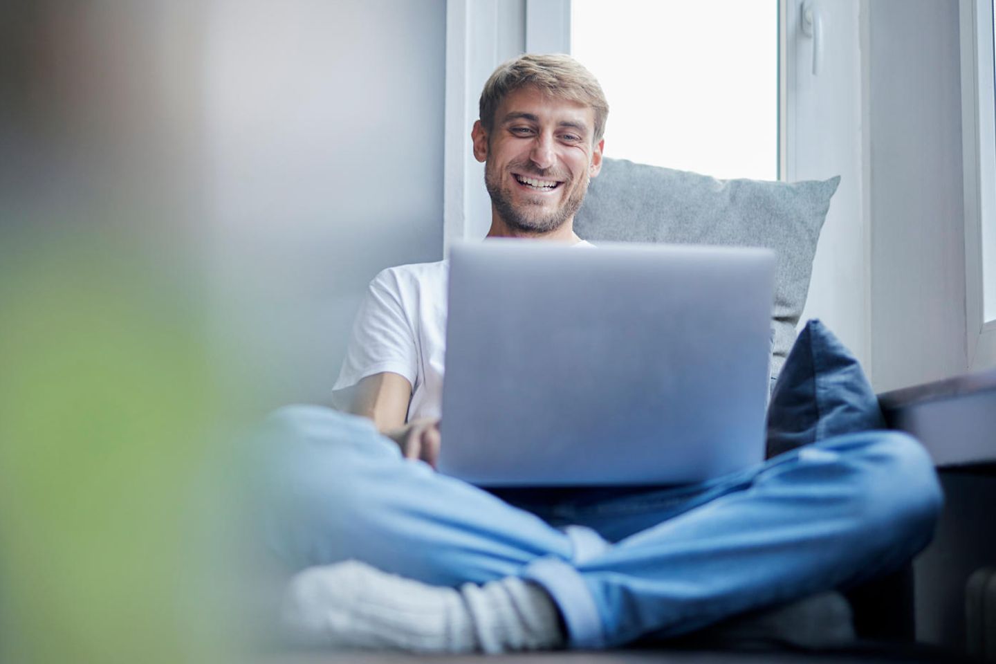 Junger Mann arbeitet am Laptop