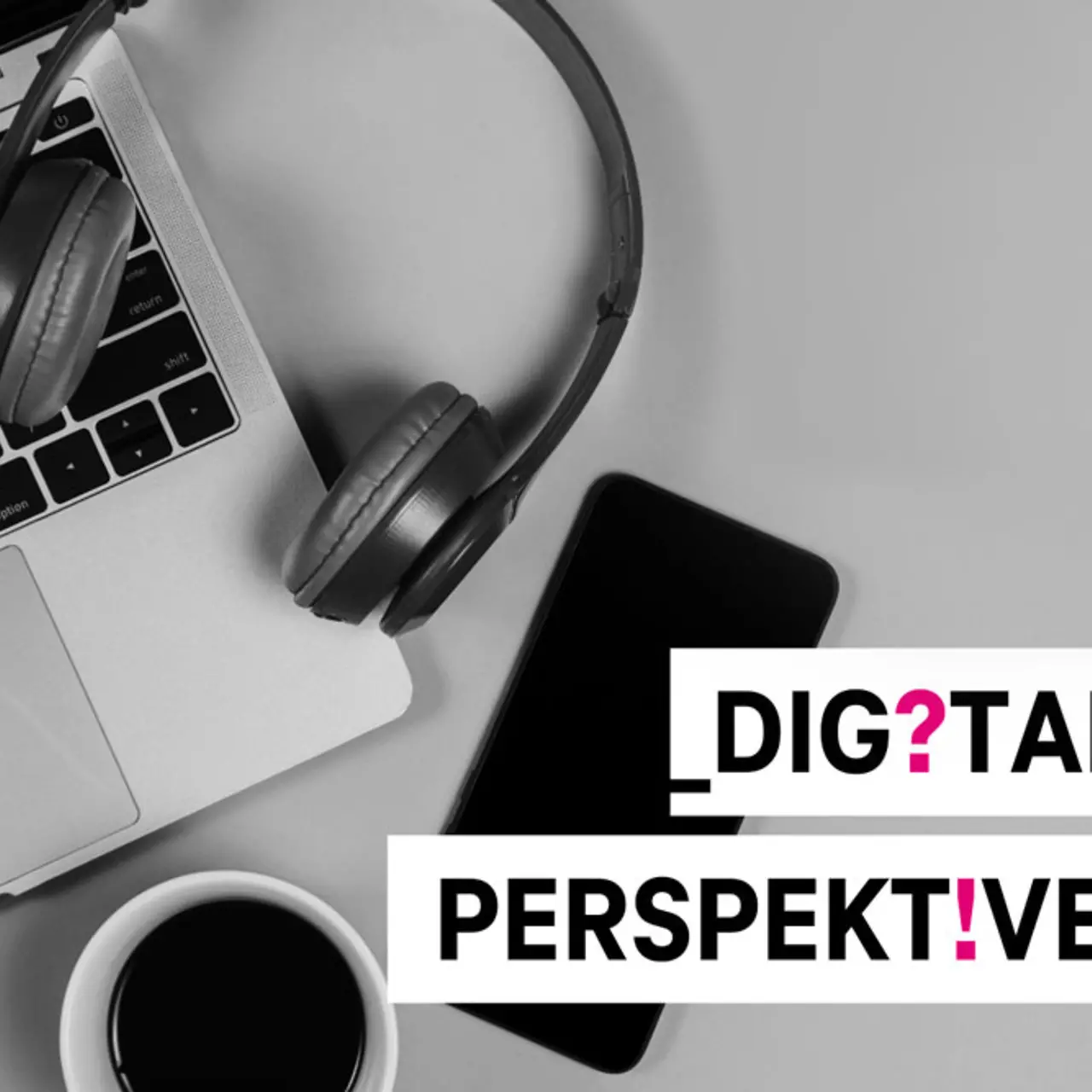 Composing aus Laptop, Kopfhörer, Smartphone und Kaffeetasse