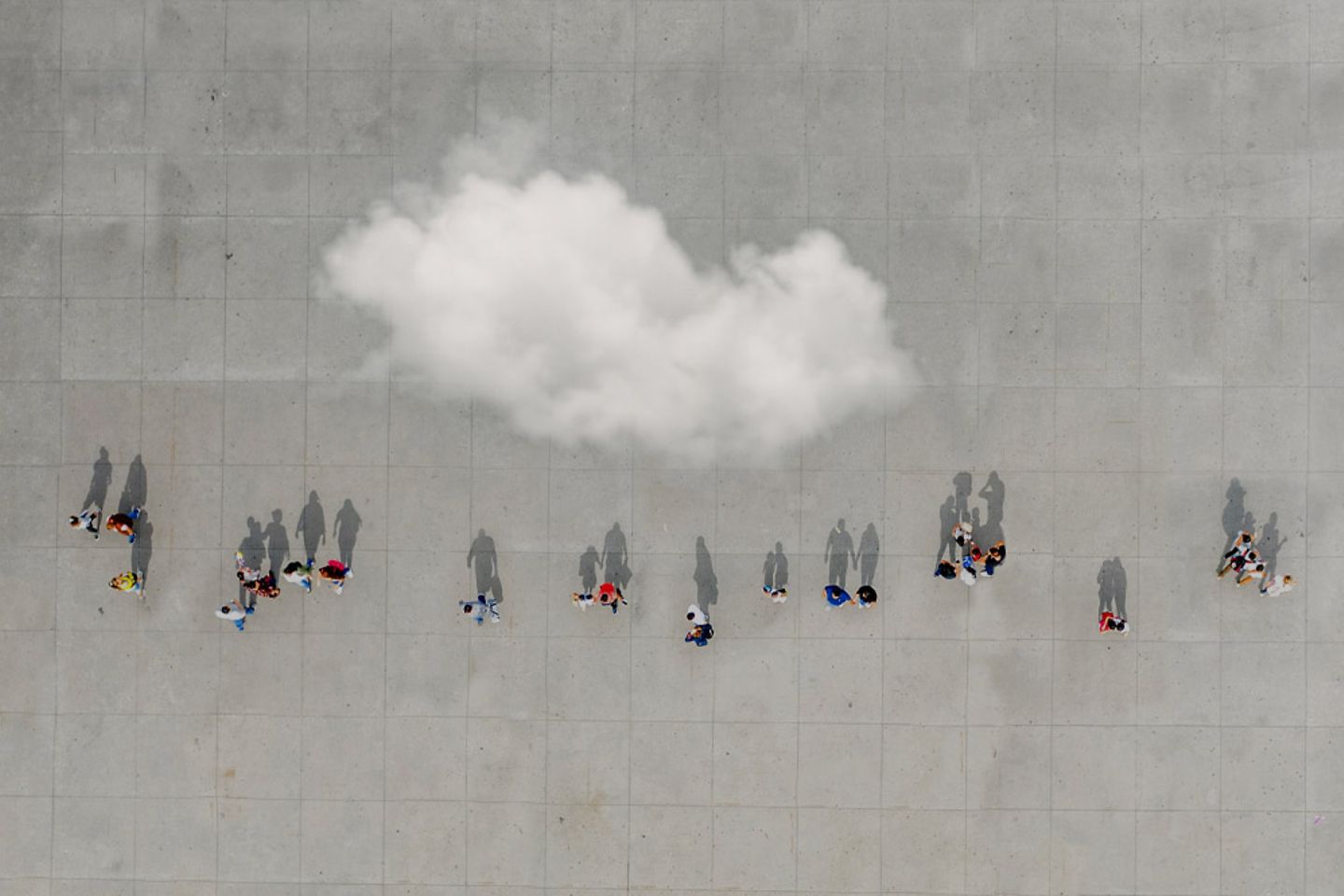  Luftaufnahme einer Menschenmenge mit einer Wolke