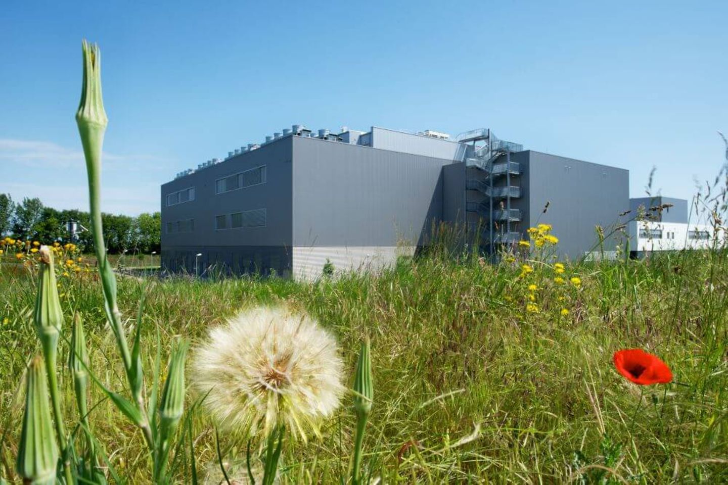 Datacenter in Biere buitenopname van het gehele gebouw vanuit de verte