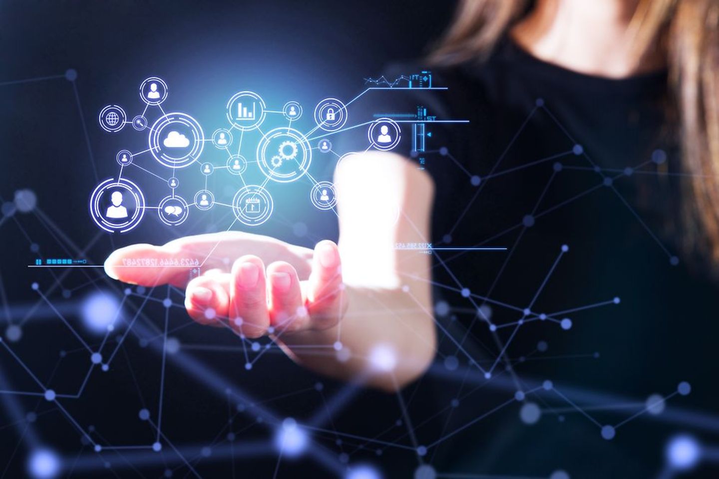 Vrouwenhand laat futuristisch gebruikersinterfacedashboard zien