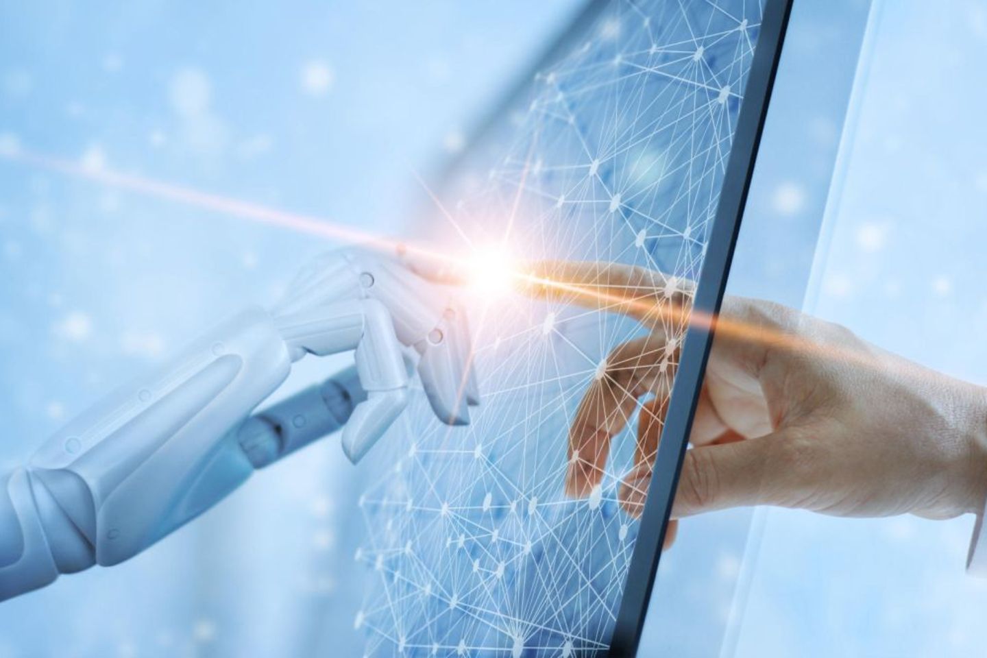 Eine menschliche Hand und eine Roboterhand berühren sich im Display eines virtuellen Tablets