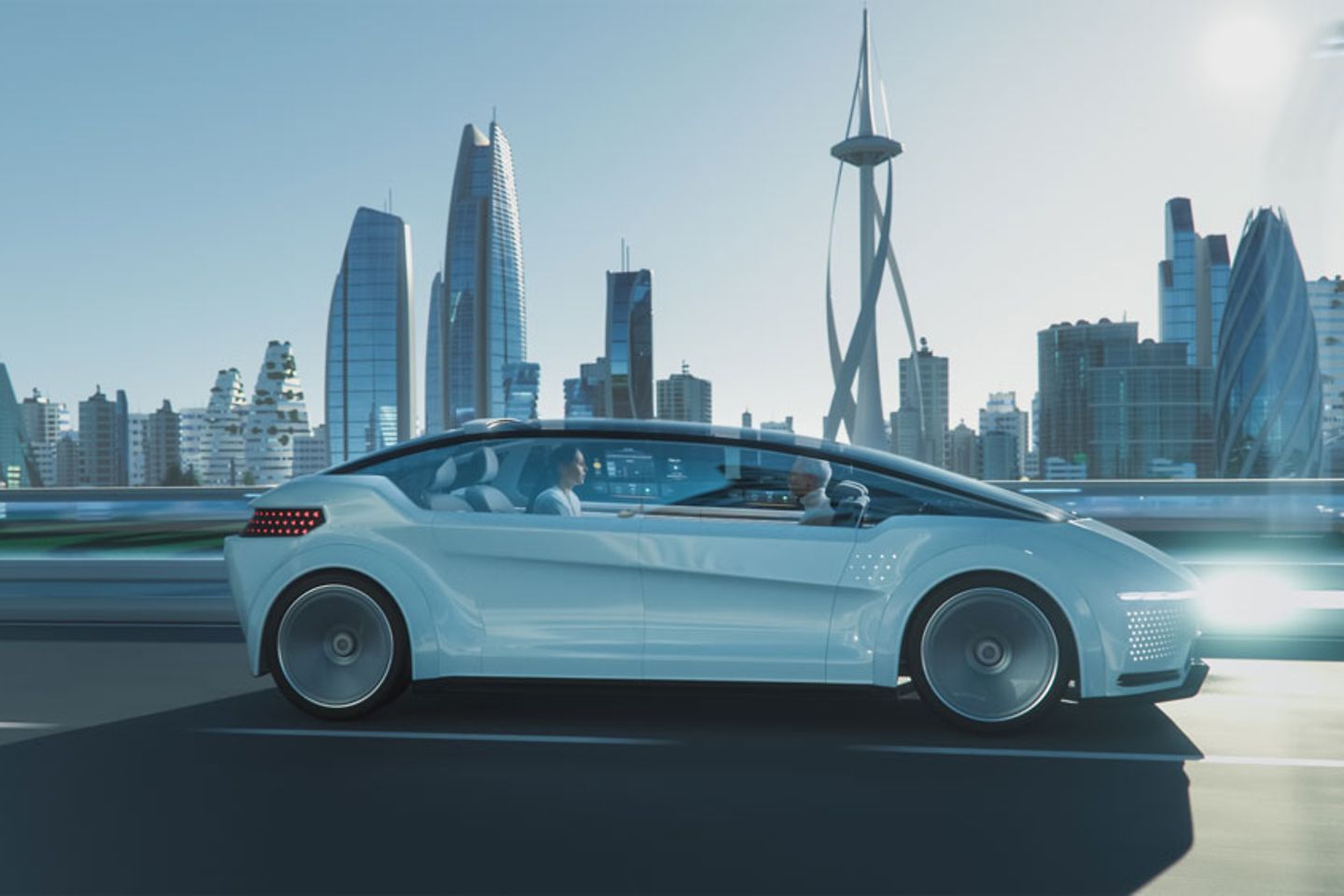 Foto de um carro futurista circulando em uma rua com arranha-céus ao fundo
