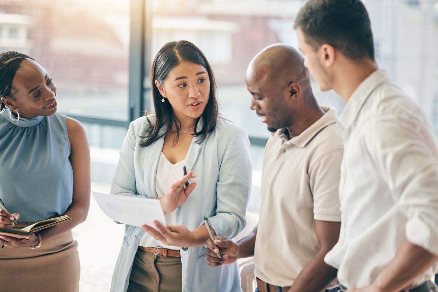 Mitarbeiter und Mitarbeiterinnen beim Brainstorming im Büro