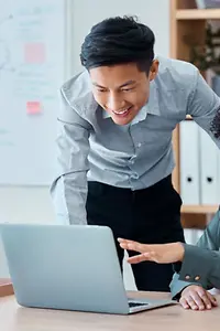 Business-Leute vor Laptop freuen sich über Cyber-Security Erfolg