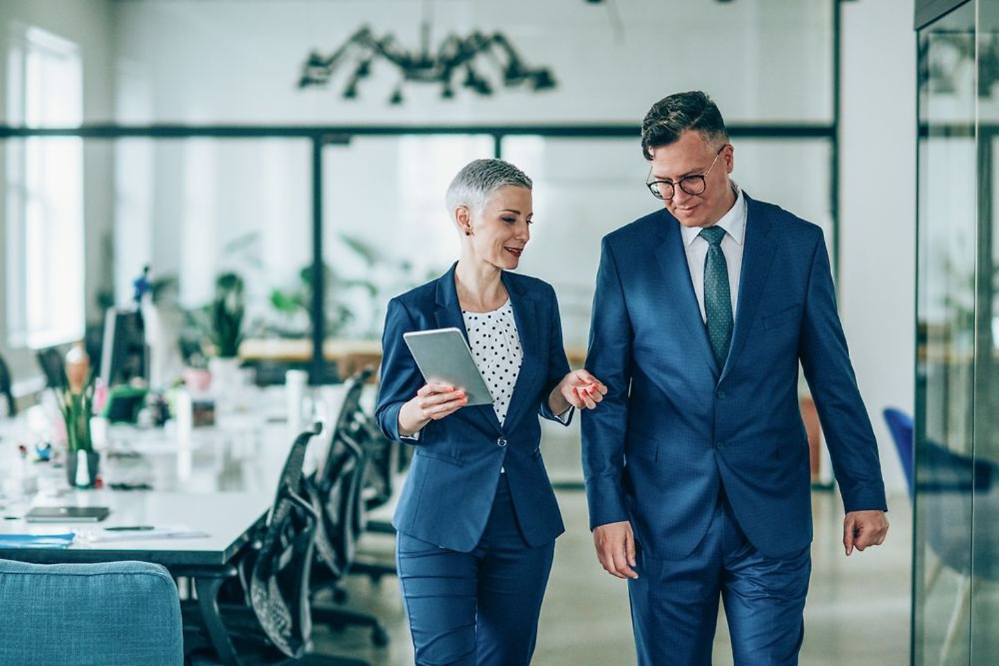 Geschäftsleute besprechen sich in einem Büro