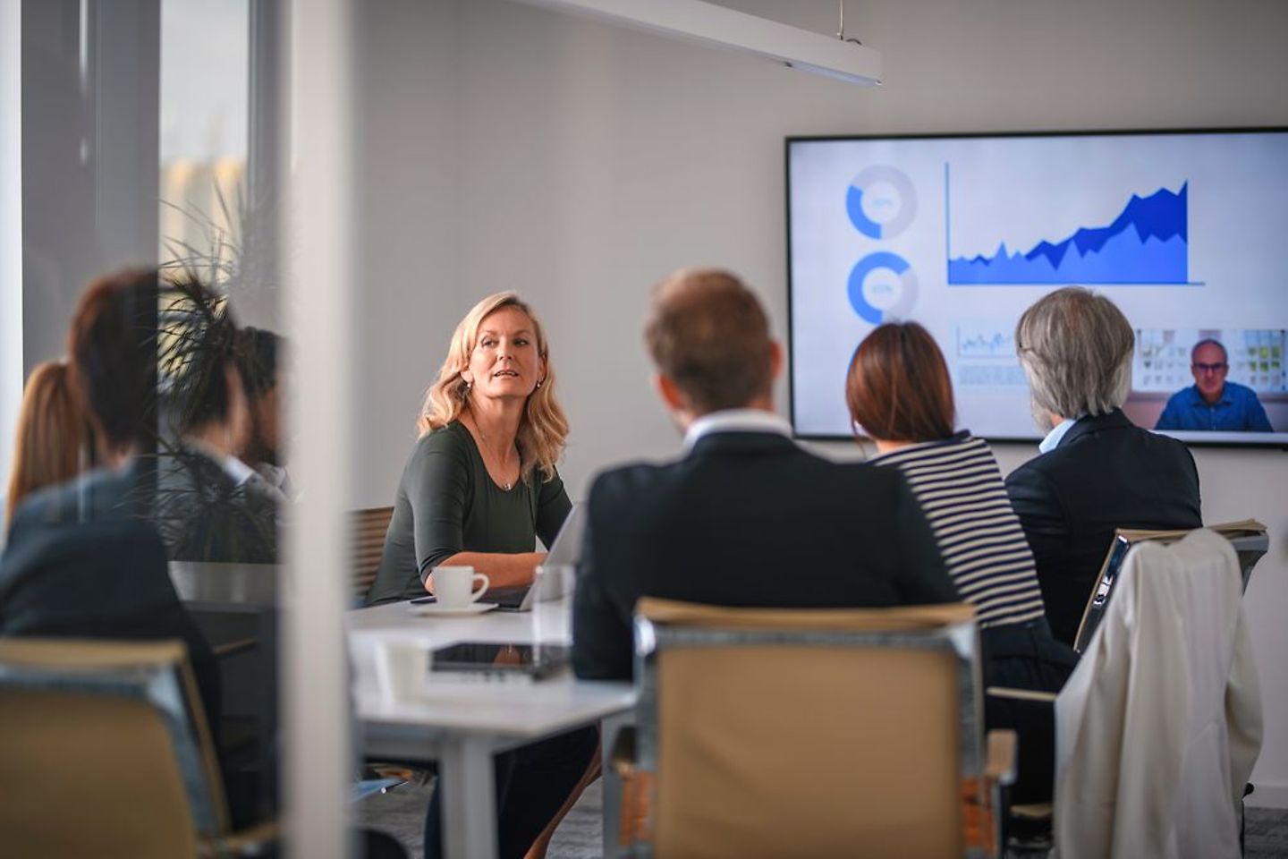 Personas sentadas en una sala de reuniones