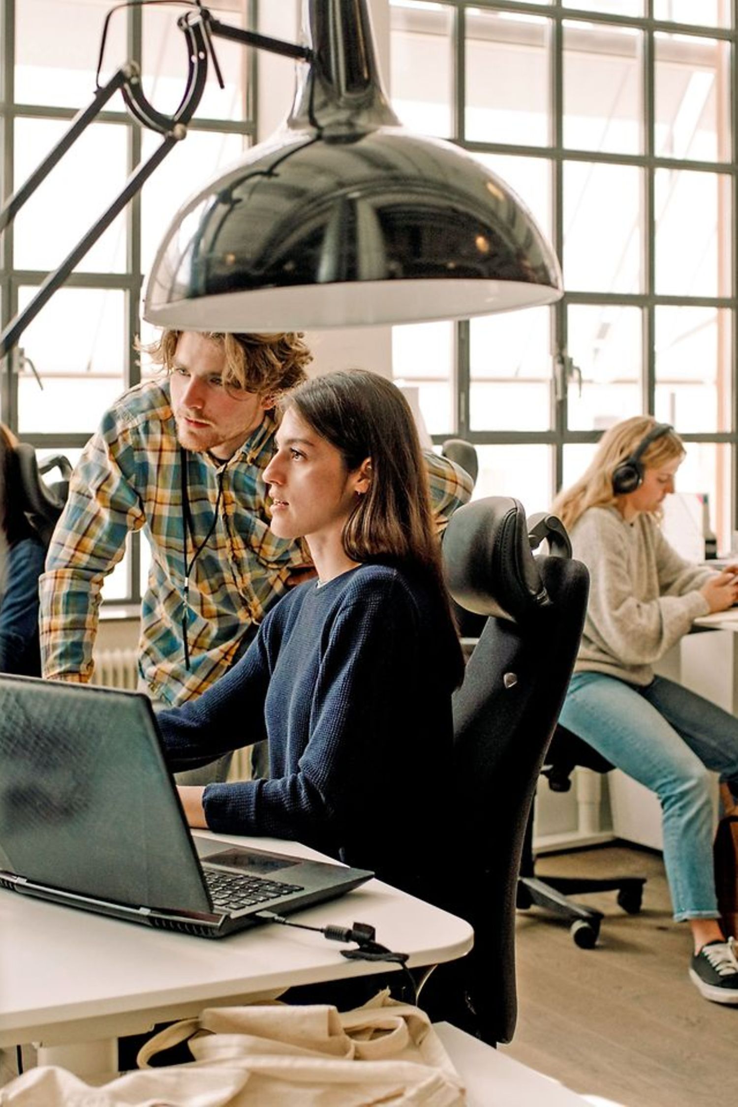 Situation décontractée dans un bureau dans un loft chic