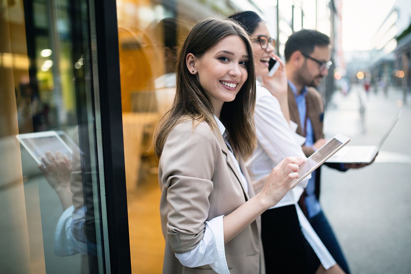 Business-Team digitale Gerätetechnik Verbindungskonzept