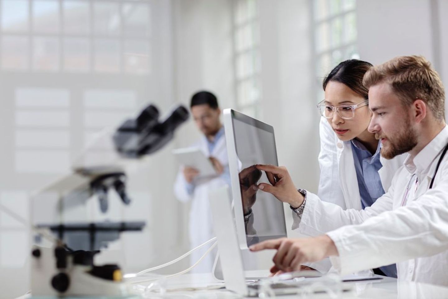 Investigadores en el laboratorio revisan en pantalla los datos de una innovación