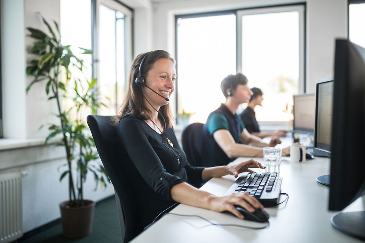 Beamte im Büro bearbeiten SAP Daten am Rechner