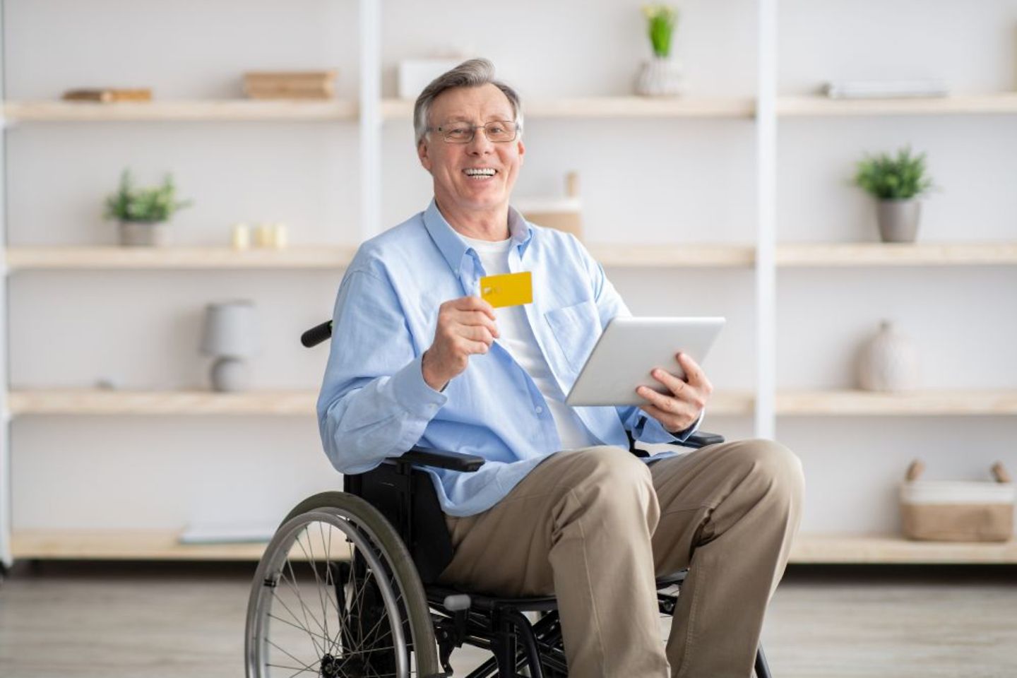 Hombre mayor feliz en silla de ruedas que usa un seguro médico digital