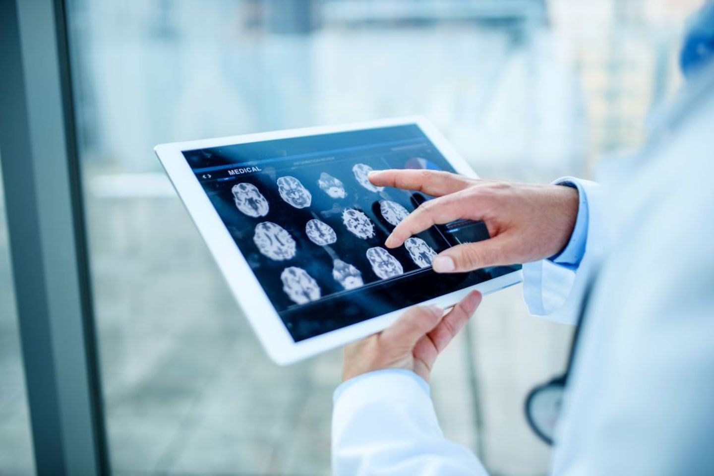 Un médico mirando una radiografía en una tableta electrónica en un hospital
