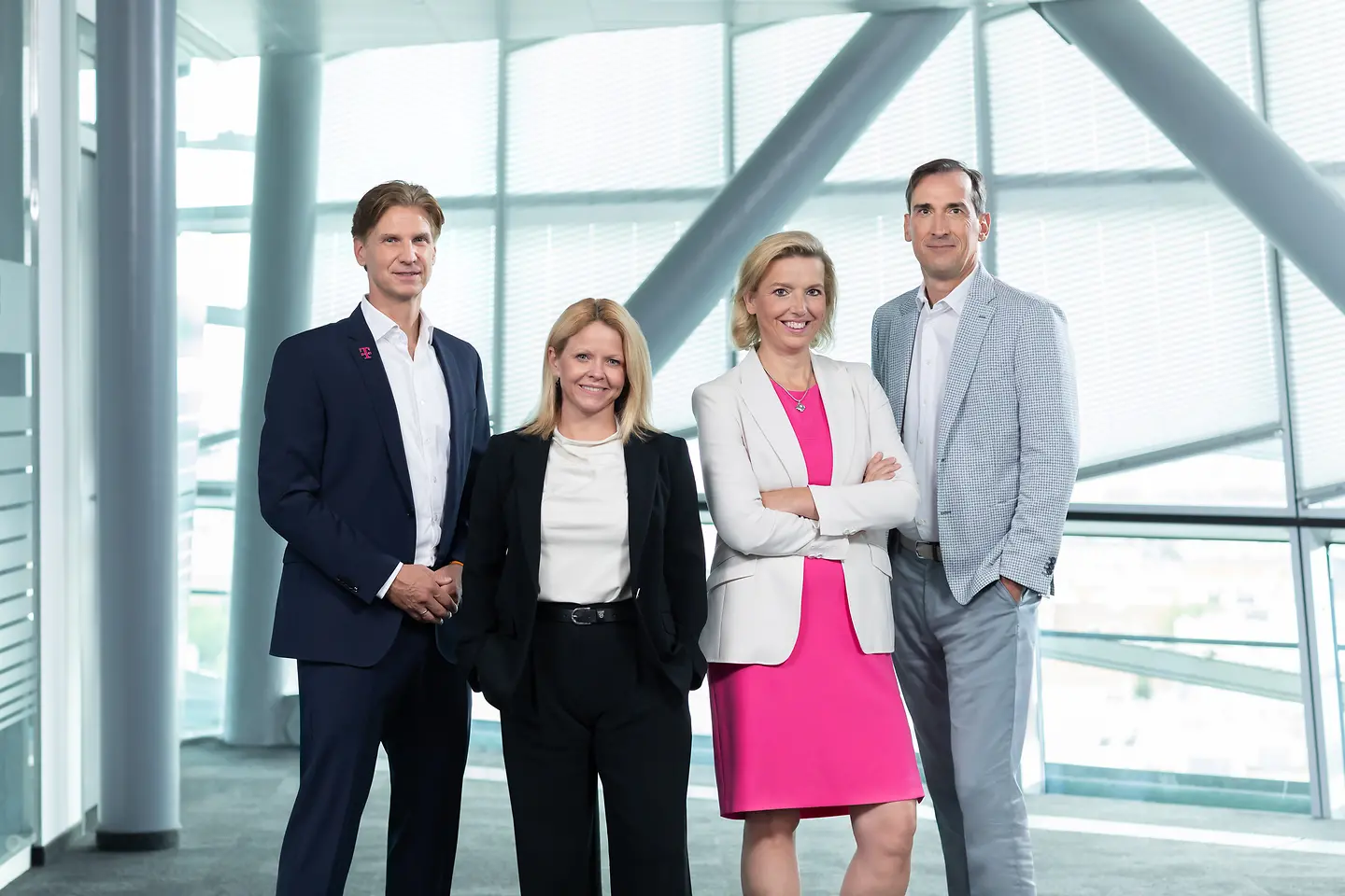 Weiß-graue Treppe vor weißem Hintergrund