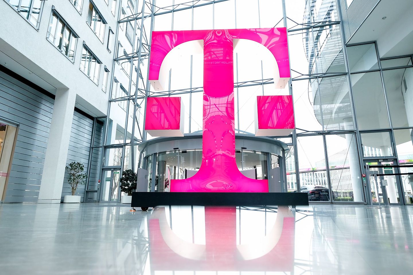 El logo de Deutsche Telekom en el vestíbulo de la sede centra