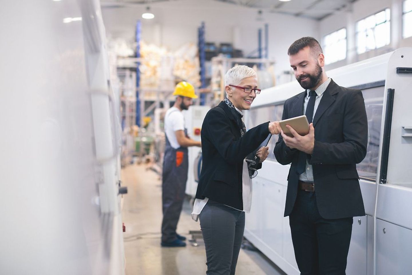 Ingenieur und Manager kontrollieren Produktionsdaten in Fabrik 