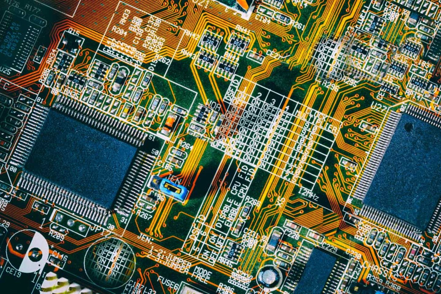 Placa de computador com chips, resistores e processadores