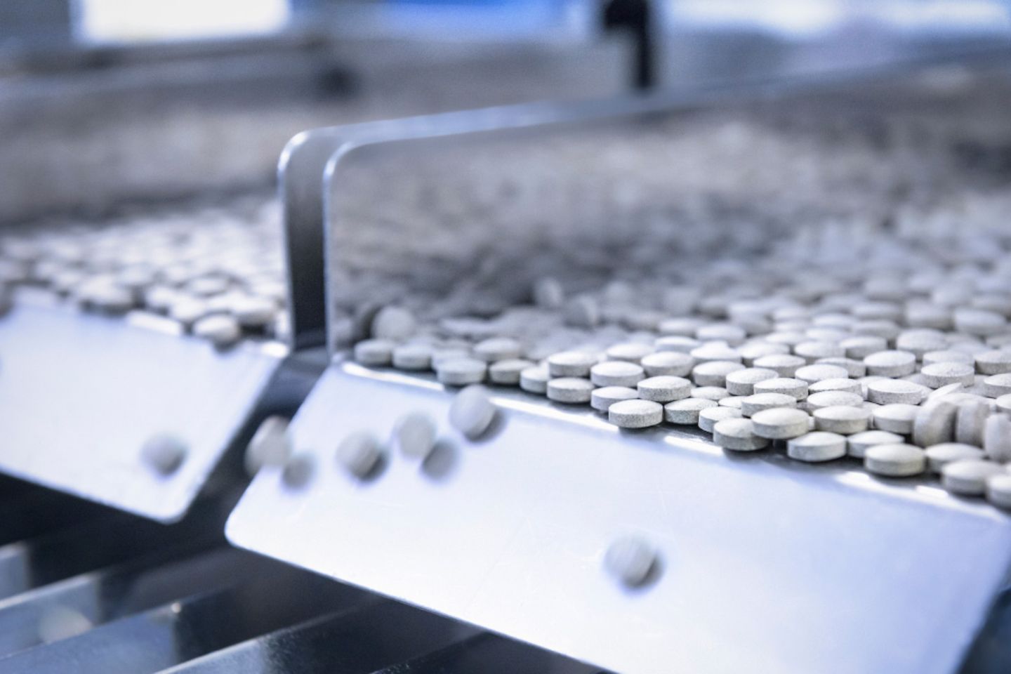 Nahaufnahme von Tabletten in einer Verpackungsmaschine in einem pharmazeutischen Fabrik 