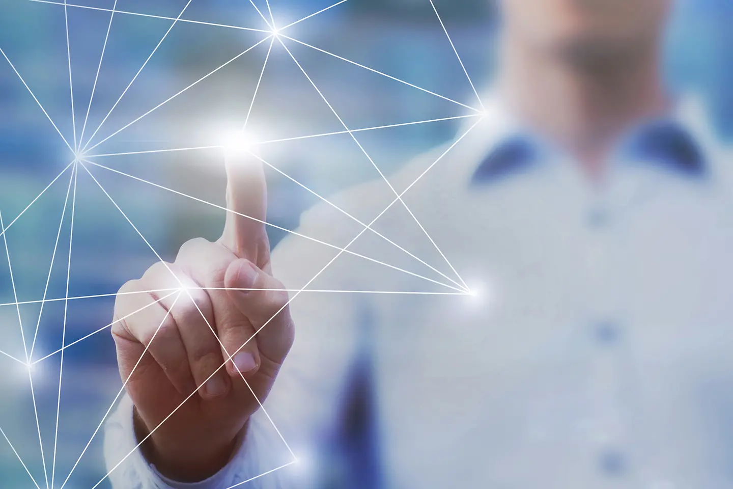 Man raakt met vinger een punt in een digitaal net aan.