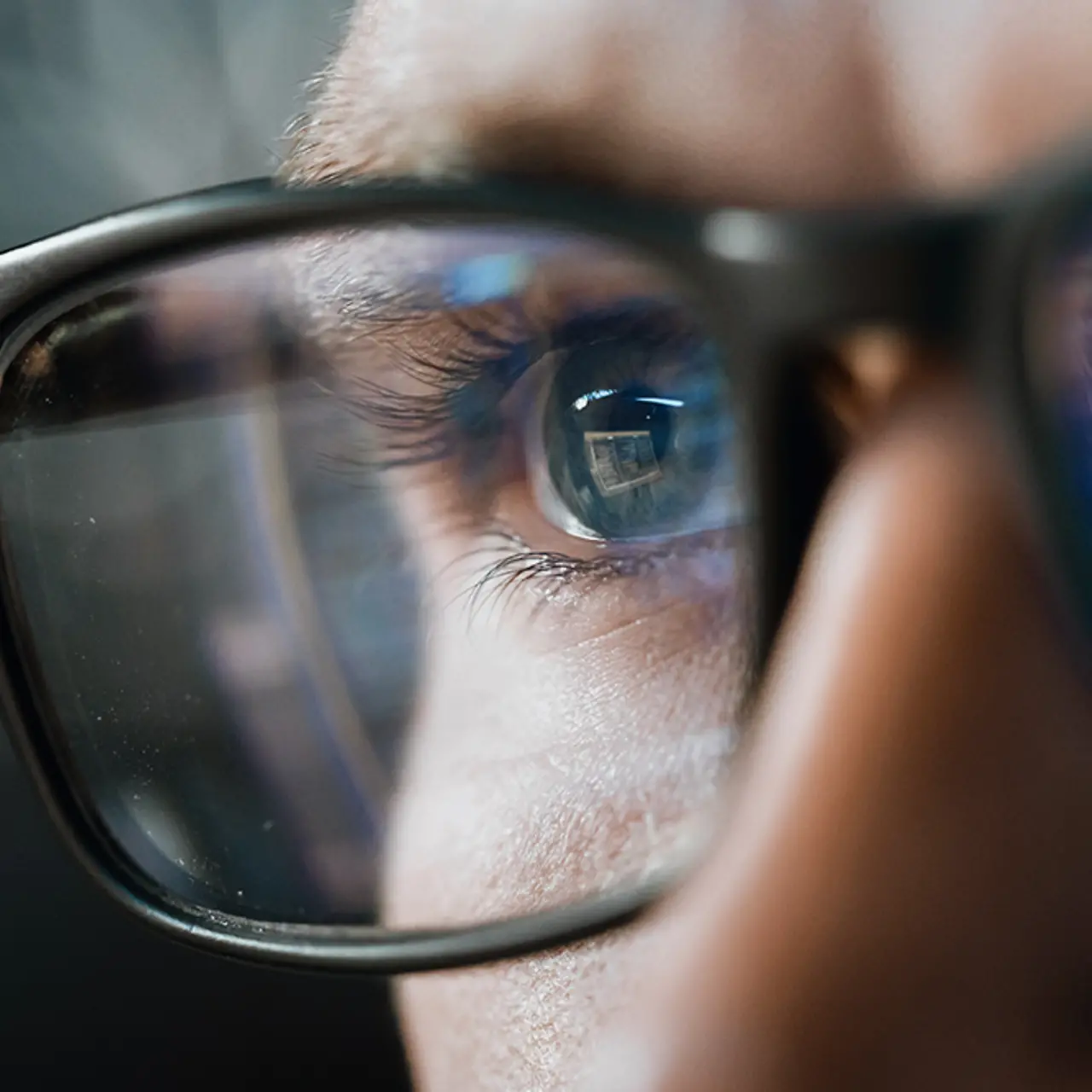 Retrato em close-up de um engenheiro de software trabalhando em um aplicativo de IA