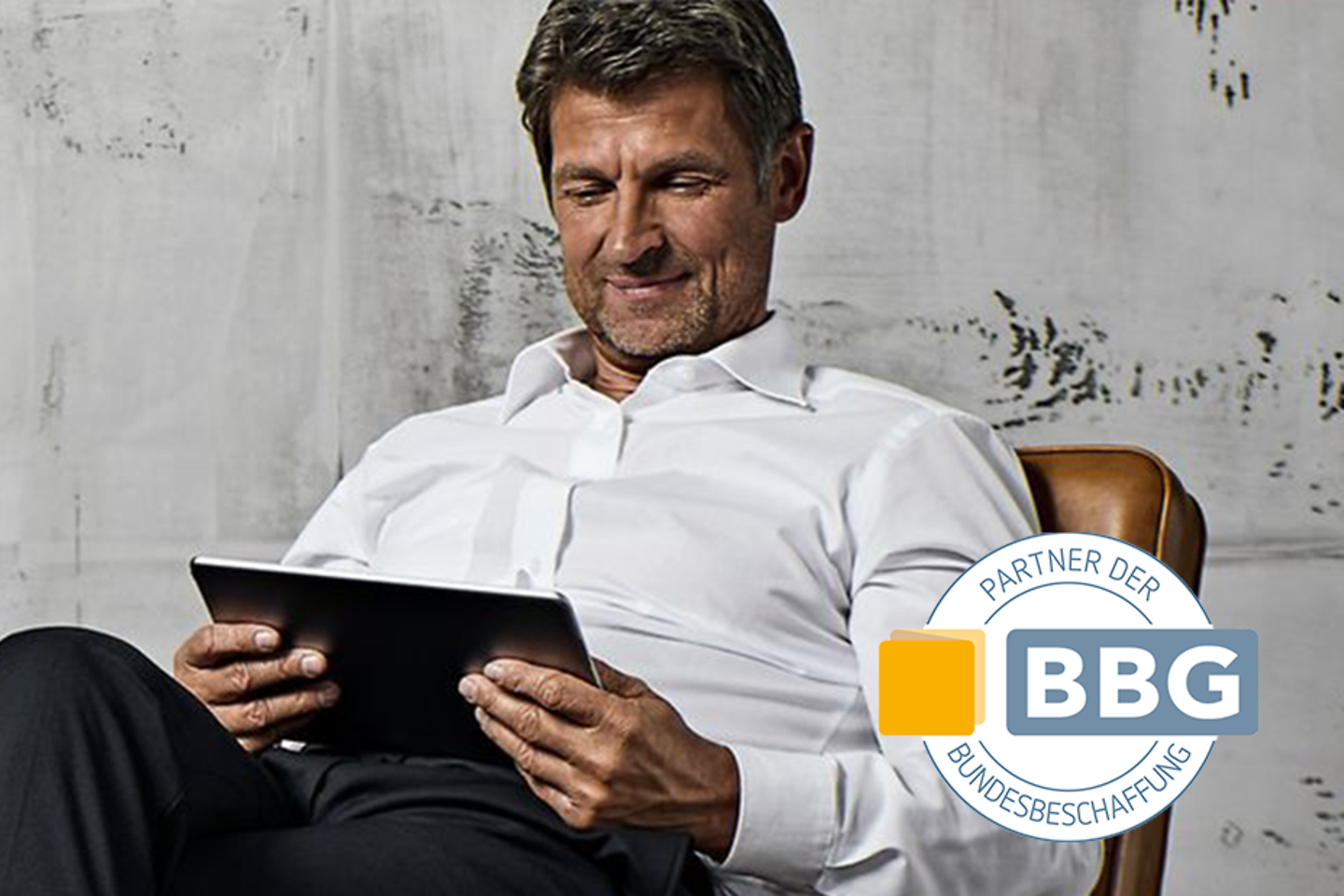 Mann recherchiert über Leistungen auf dem Laptop