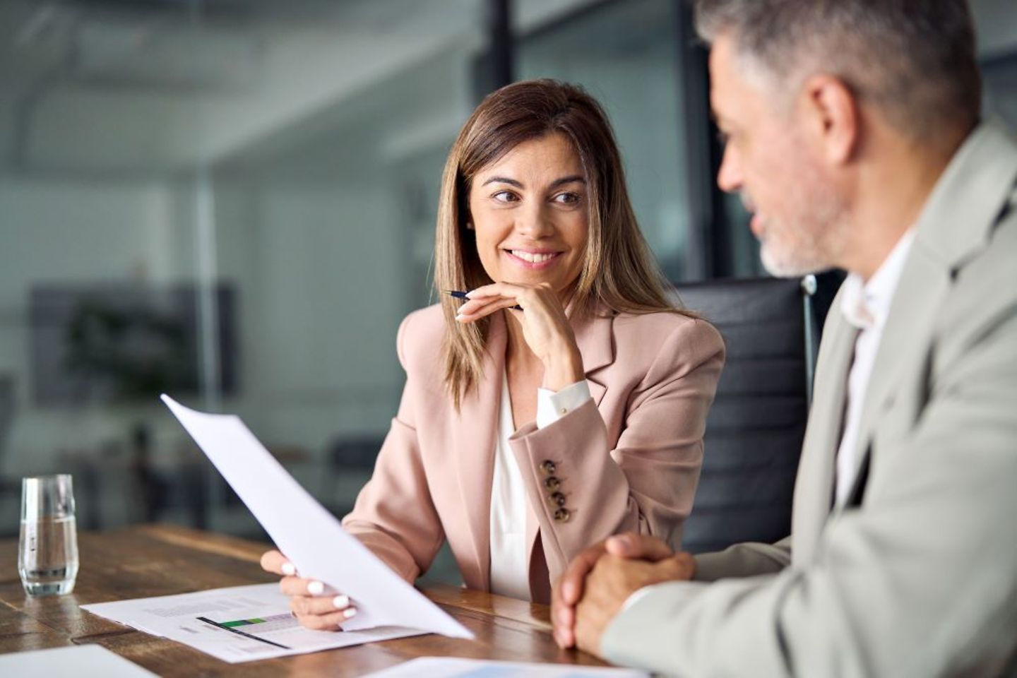 Empresaria y empresario en una charla de asesoramiento