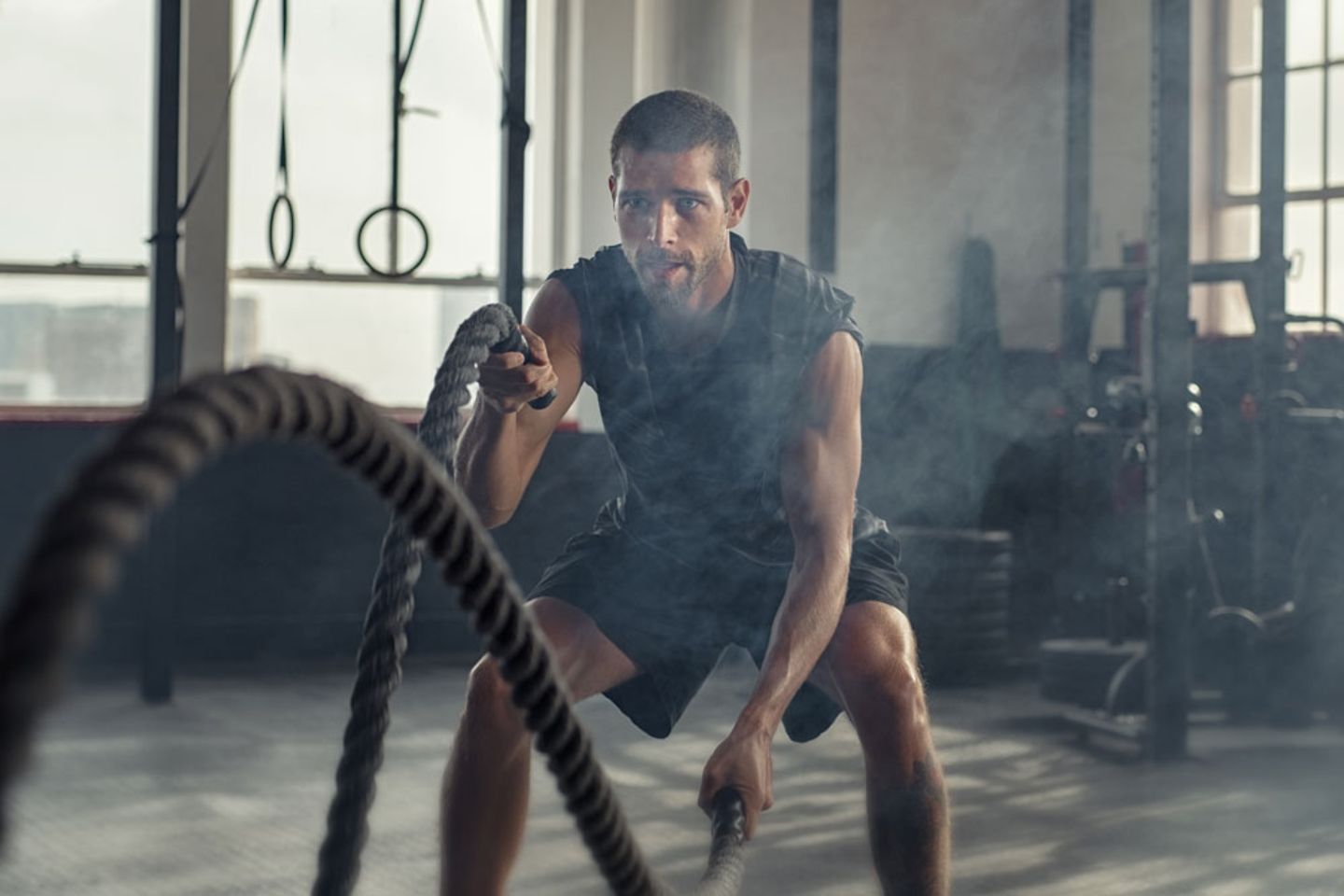 Homem treina com corda, mostrando resiliência
