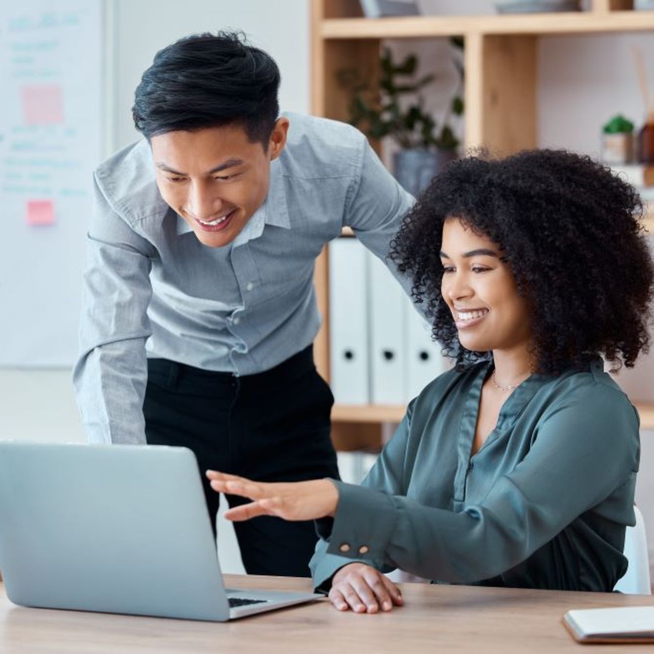 Empresários em frente a laptops estão felizes com o sucesso da segurança cibernética