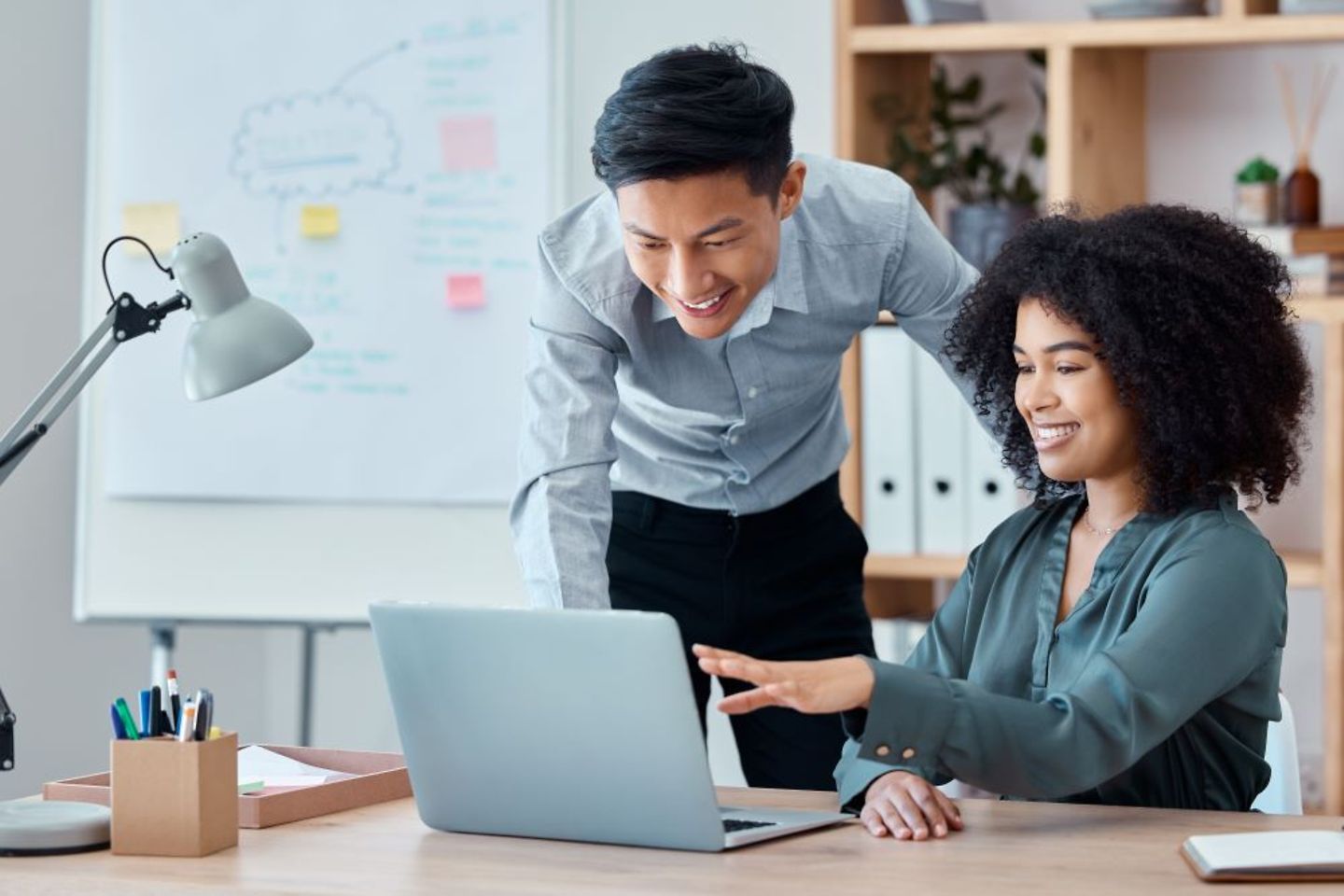 Empresários em frente a laptops estão felizes com o sucesso da segurança cibernética