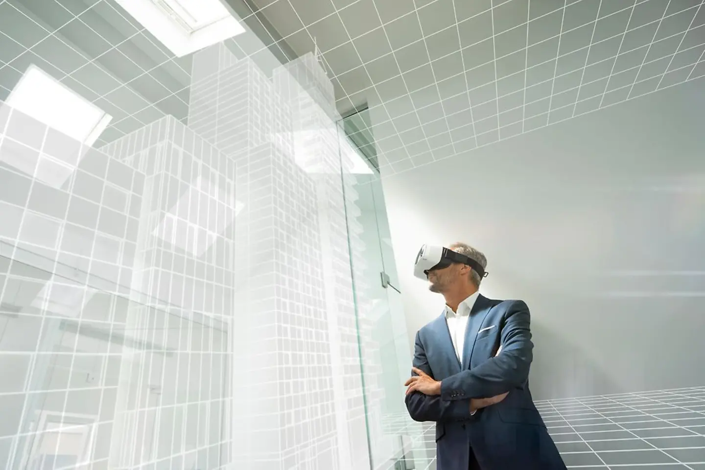 Angestellter mit VR-Brille in einem abstrakten Bürogebäude