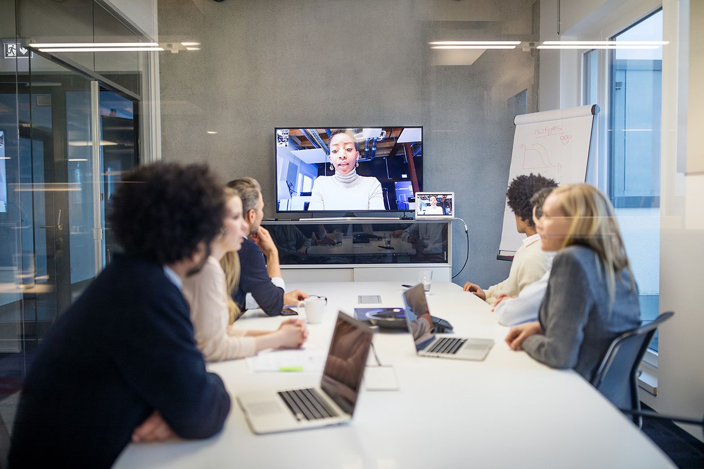 Employée de bureau lors d’une réunion en ligne avec une collègue