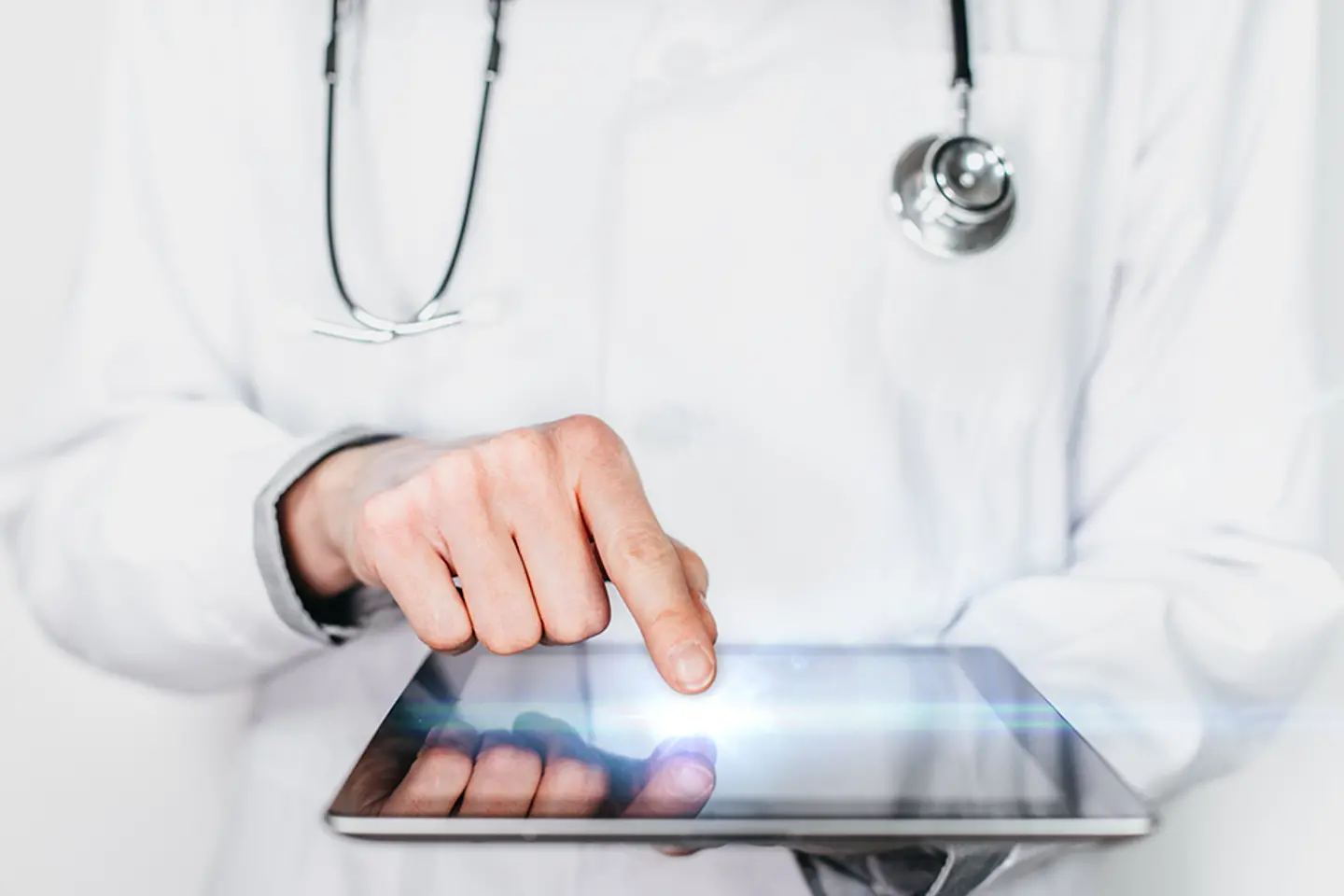 Arzt mit Tablet in der Hand