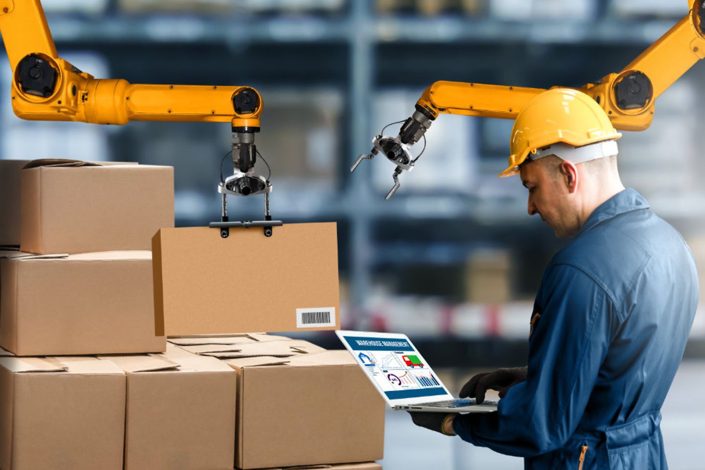 Trabajador de logística con brazo robótico inteligente que utiliza tecnología IoT e IA en un almacén logístico