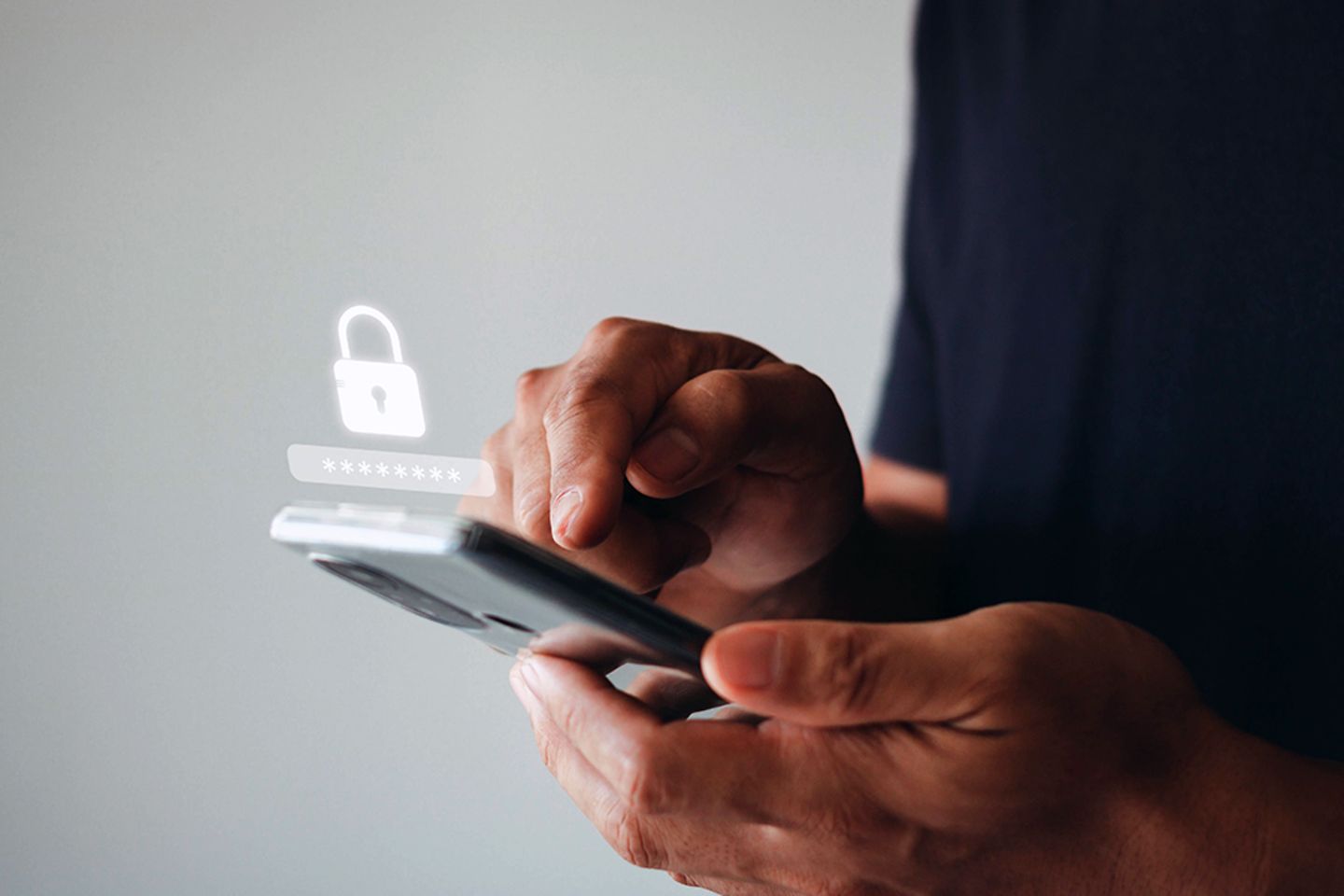 Mano de hombre tecleando un código de seguridad en un teléfono móvil