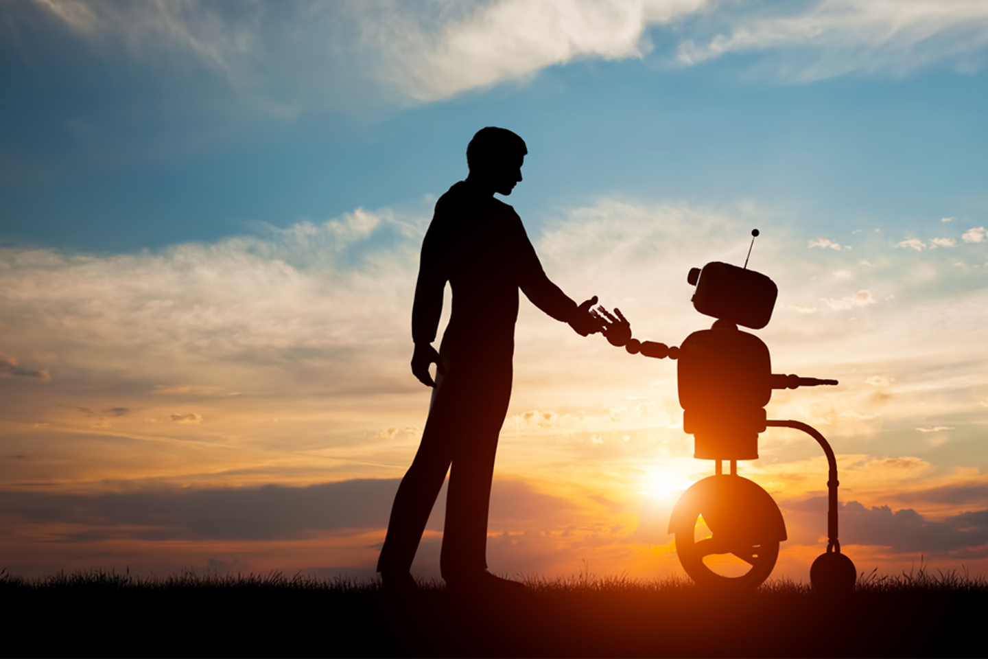 Handshake vor Sonnenaufgang zwischen Mann und sympathischem kleineren Roboter