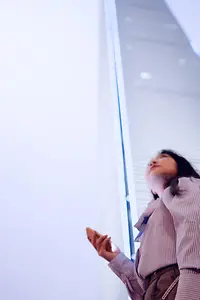 De klant gebruikt de cloud op haar mobiele telefoon voor een gebouw